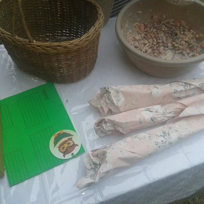 Ietītas manas pirktās rozes - Sarkana, Roza un Balta, kuras dāvināju dzejniecēm.