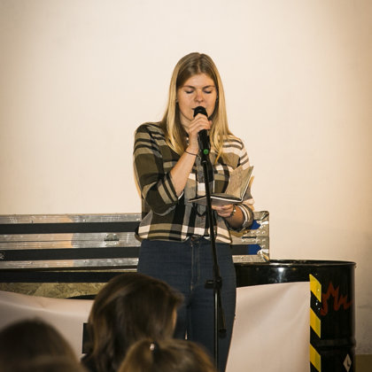 Вика читала своего стих - "Он и Она" / Vika lasīja savu dzejoli - "Viņš un viņa"