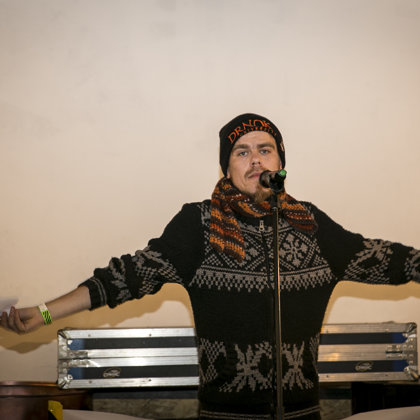 Фред читал своего стих - "Вор дахлавение". В 2-ой роунд читал  - "Рецепт счаствие".