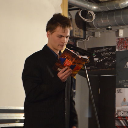 Bet 2.Kārtā lasīju "Esošā Dieviete" no kopautoru krājuma: "Atnāc! Paliec!".