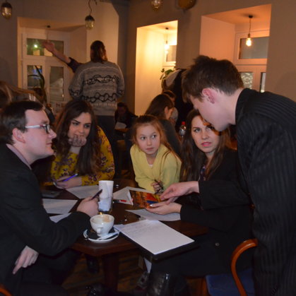 Žūrija ( 5 cilvāku sastāvā ). Es iedevu, kamēr bija pārtraukums apskatīt grāmatiņu.