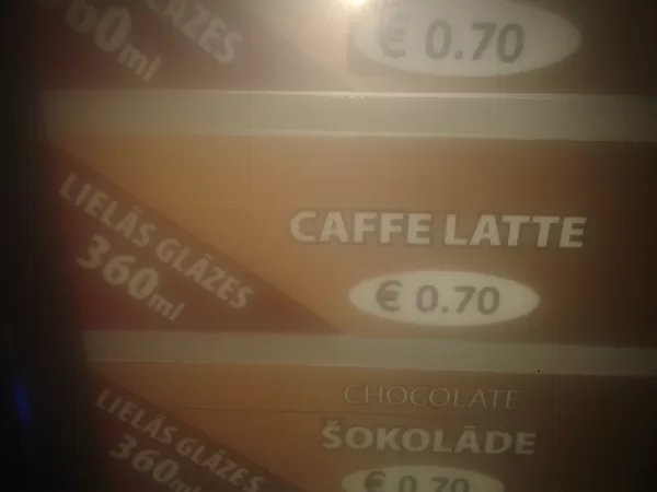 Autobus tikai bija 03:05.Gaidot autobusu uz mājām, nācās paņemt Caffe Latte,lai neaizmiegu