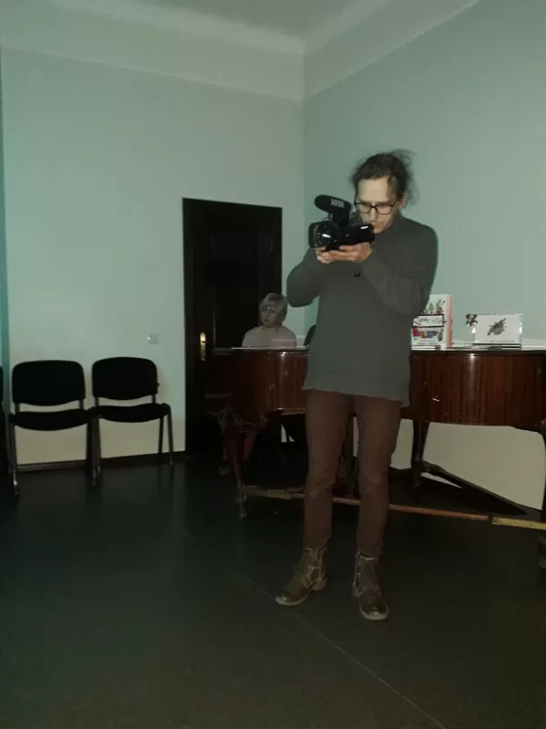 Novēloti ieradās vietējā Jēkabpils Vidusdaugavas televīzija, kad visi dzejoļus nolasījuši.