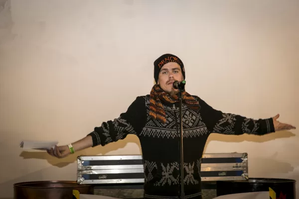 Фред читал своего стих - "Вор дахлавение". В 2-ой роунд читал  - "Рецепт счаствие".